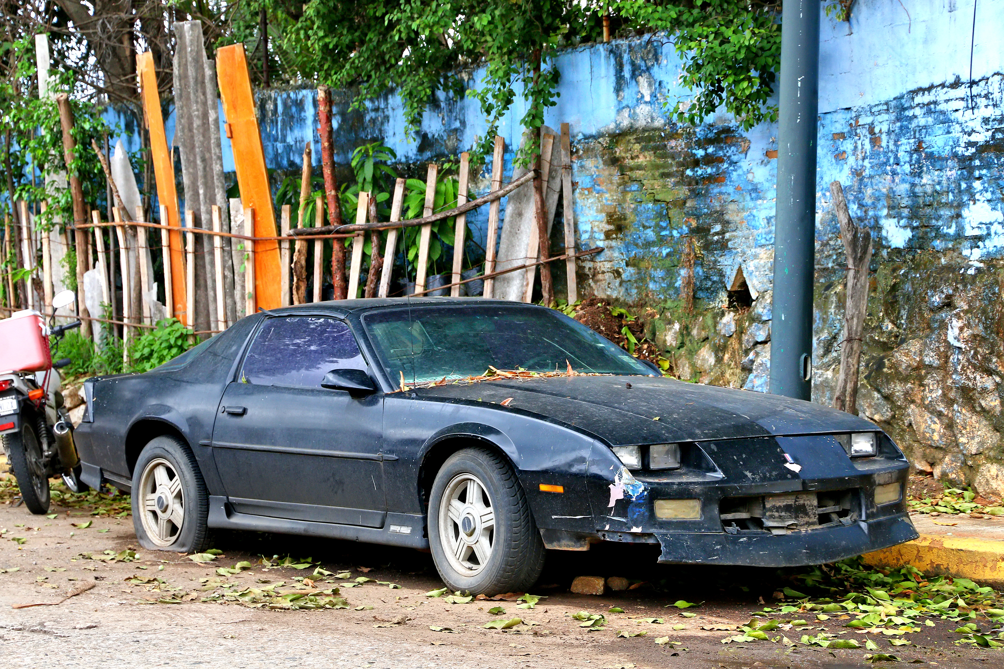 abandoned-car-in-hawaii